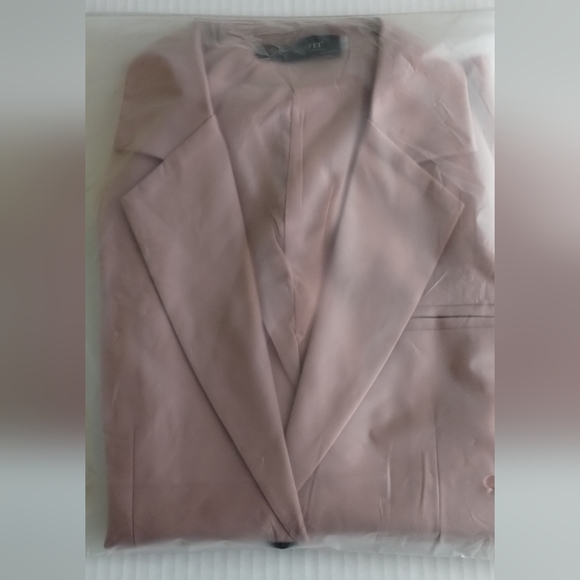 Single Breasted Blazer - Picture 9 of 12